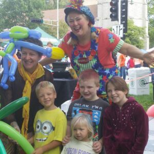 Sparkles with children and colorful balloon creations